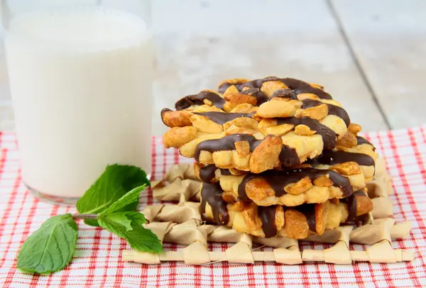 Σπιτικά μπισκότα με σοκολάτα και καρύδια και ένα ποτήρι γάλα — Φωτογραφία Αρχείου