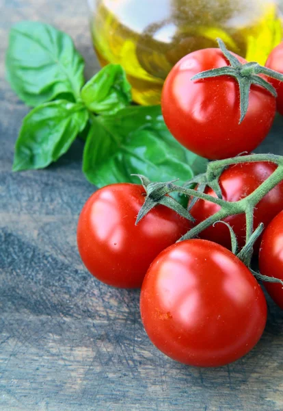 熟したチェリー トマトの新鮮な全体とスライス — ストック写真