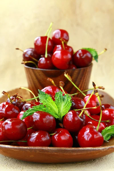 Świeżych organicznych dojrzałe black cherry z liści mięty — Zdjęcie stockowe