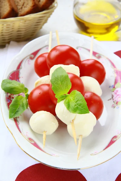 Παραδοσιακή ιταλική caprese σαλάτα ντομάτα μοτσαρέλα και βασιλικό — Φωτογραφία Αρχείου