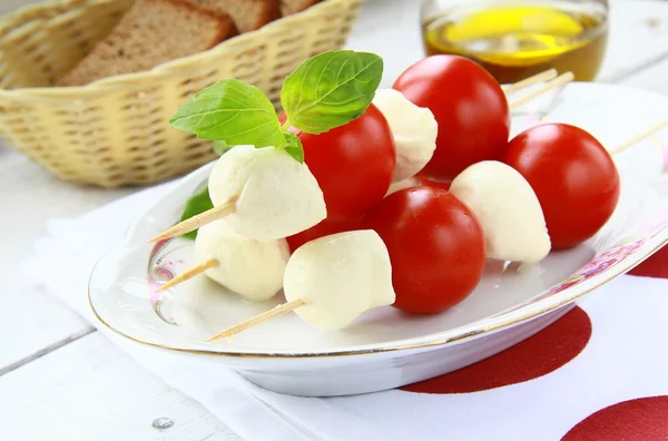 Παραδοσιακή ιταλική caprese σαλάτα ντομάτα μοτσαρέλα και βασιλικό — Φωτογραφία Αρχείου