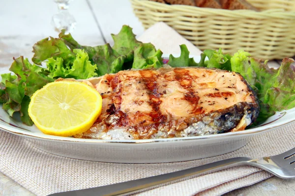 Piros hal, lazac, citrom és saláta grillezett — Stock Fotó