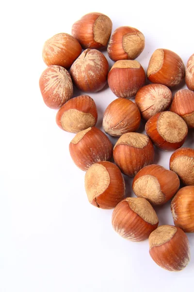 Lískové ořechy, lemovaný s velkým srdcem na bílém pozadí — Stock fotografie