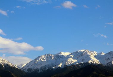 Kazakistan kar ve mavi gökyüzünde dağ manzarası