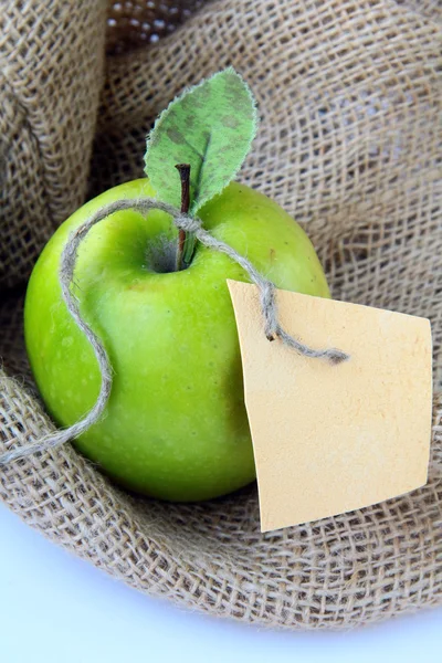 新鲜有机绿色苹果自然背景上 — 图库照片
