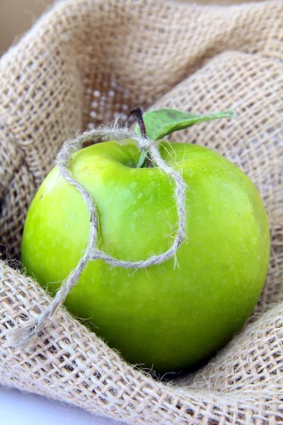 Свежие органические зеленые яблоки на естественном фоне — стоковое фото