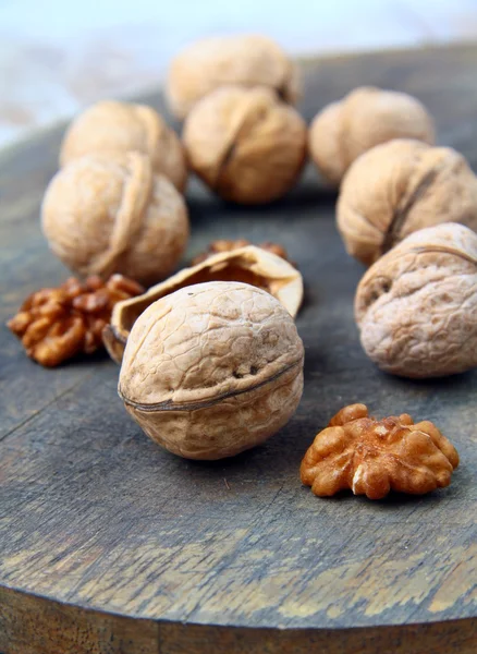 Whole and chopped walnuts on the natural background — Stock Photo, Image