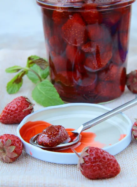 表的整个莓果的自制草莓果酱 — 图库照片