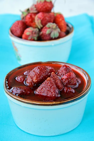 Mermelada de fresa casera con bayas enteras en la mesa — Foto de Stock