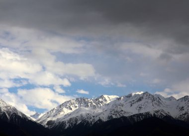 Kazakistan kar ve Siyah bulutlar dağ manzarası