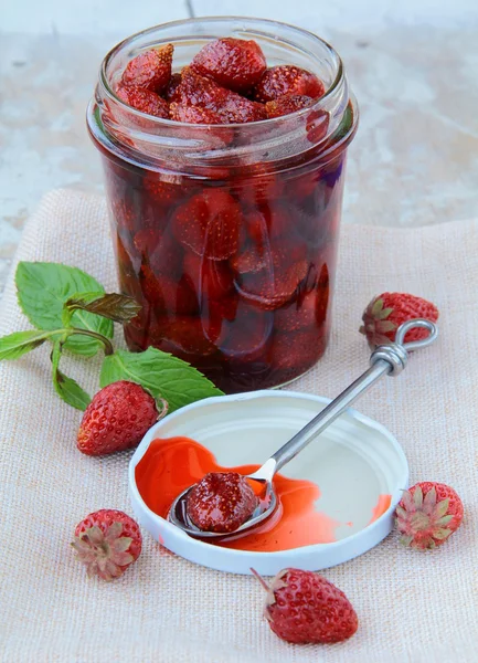Σπιτική μαρμελάδα φράουλα με ολόκληρα μούρα στο τραπέζι — Φωτογραφία Αρχείου