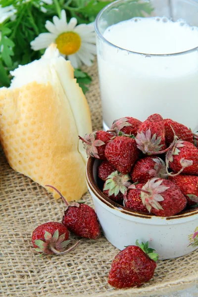 Χωριάτικο πρωινό, άσπρο ψωμί, γάλα και φράουλες σε σάκος από λινό ύφασμα — Φωτογραφία Αρχείου
