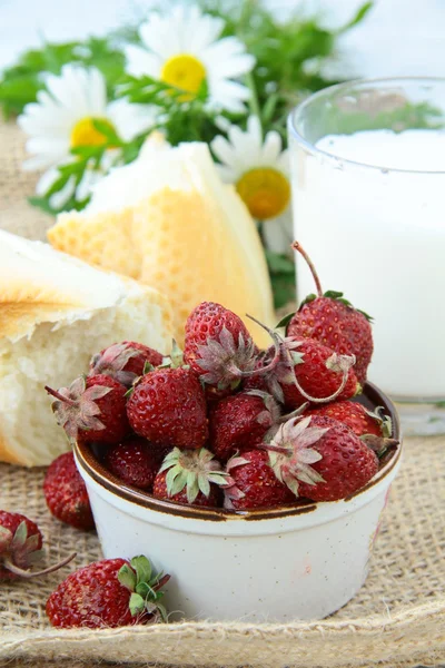 Χωριάτικο πρωινό, άσπρο ψωμί, γάλα και φράουλες σε σάκος από λινό ύφασμα — Φωτογραφία Αρχείου