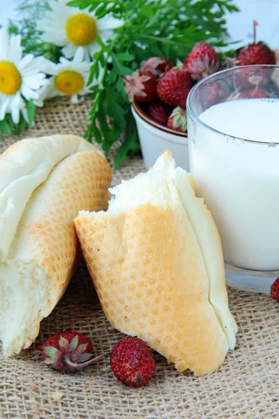 Desayuno rústico, pan blanco, leche y fresas en bolsa de lino —  Fotos de Stock