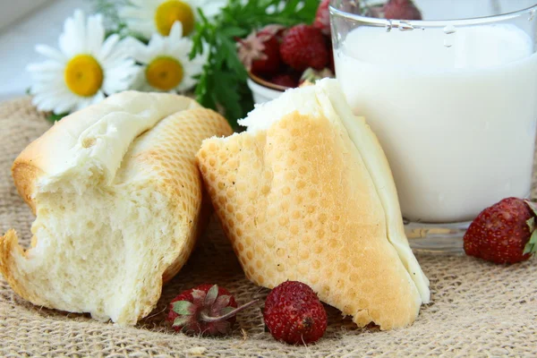 Petit déjeuner rustique, pain blanc, lait et fraises sur sac de lin — Photo
