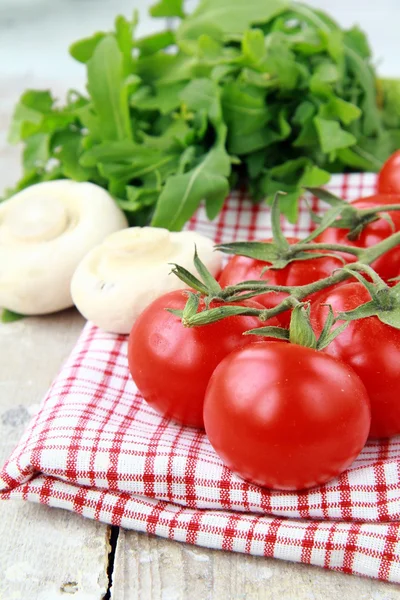 Tomates Cereja madura fresca na toalha de cozinha — Fotografia de Stock
