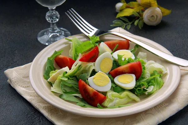 与鹌鹑蛋和米色板黑色背景上的芝麻菜沙拉 — 图库照片