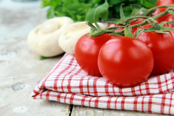Pomodori Ciliegia fresca matura sull'asciugamano da cucina — Foto Stock