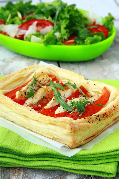 Tart of puff pastry with peppers and goat cheese vegetable appetizer — Stock Photo, Image