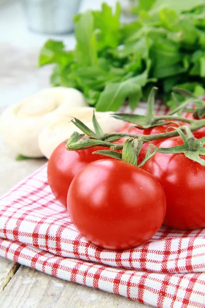 キッチン タオルで熟したチェリー トマトの新鮮な — ストック写真