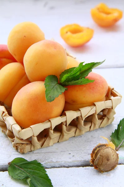 Albaricoque de fruta de grupo en una mesa blanca — Foto de Stock