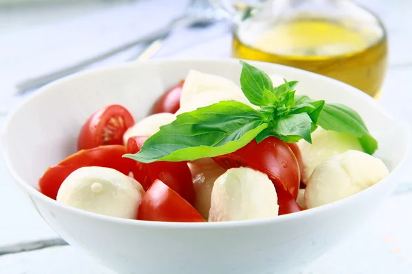 Παραδοσιακή ιταλική caprese σαλάτα μοτσαρέλα με ντομάτα και βασιλικό — Φωτογραφία Αρχείου