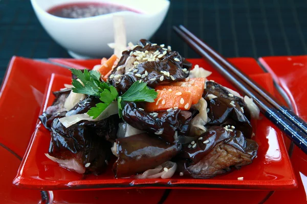 Asiatischer Gemüseauberginen-Salat auf einem traditionellen Gericht — Stockfoto