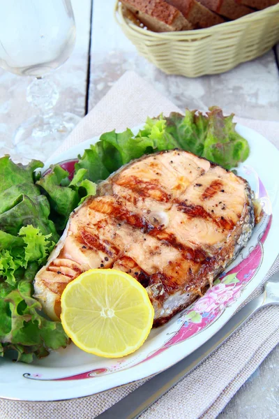 Червоний рибний лосось на грилі з лимоном та салатом — стокове фото