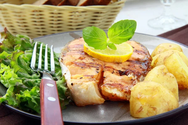 Salmone di pesce rosso grigliato con limone e insalata — Foto Stock