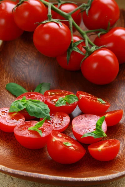 Tomates Cereja fresco maduro inteiro e fatiado um prato — Fotografia de Stock