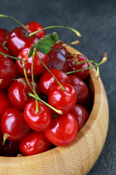 Świeżych organicznych dojrzałe black cherry na czarnym tle — Zdjęcie stockowe