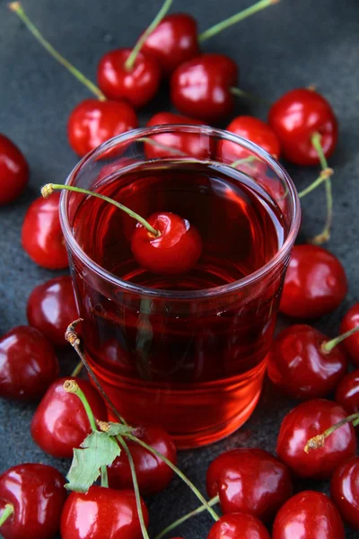Стакан свежего вишневого сока и свежей вишни — стоковое фото