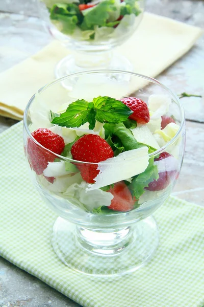 Zomer salade met aardbeien, kaas en sla — Stockfoto