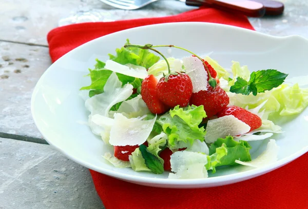 Летний салат с клубникой, сыром и салатом — стоковое фото