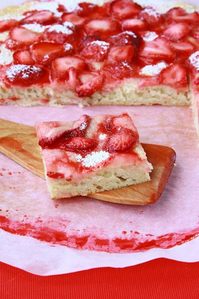수 제 케이크 딸기와 테이블에 가루 설탕 — 스톡 사진