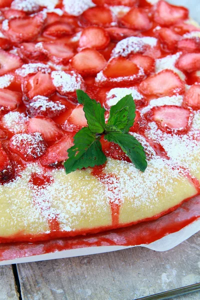 수 제 케이크 딸기와 테이블에 가루 설탕 — 스톡 사진