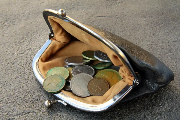 Régi érmék, a nyitott vintage táskám, a fekete háttér — Stock Fotó