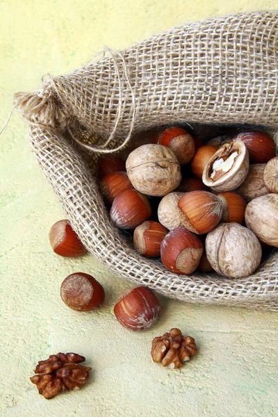 Hasselnötter och valnötter i en linne påse — Stockfoto