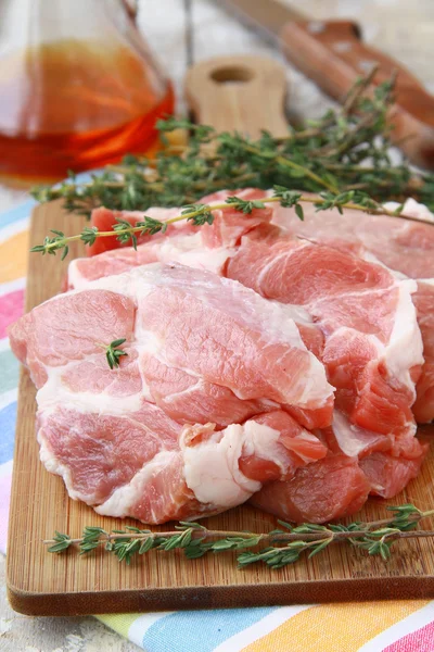 未经煮熟的新鲜肉类猪肉在菜板上 — 图库照片