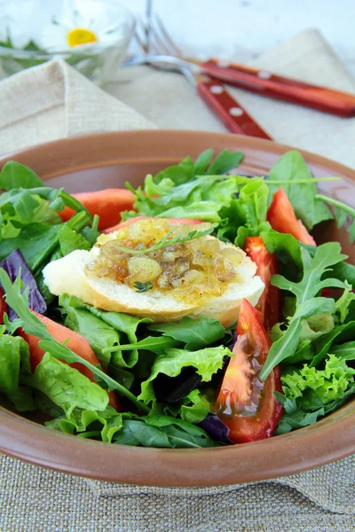 Salată verde amestecată cu roșii și crutoane și ceapă — Fotografie, imagine de stoc