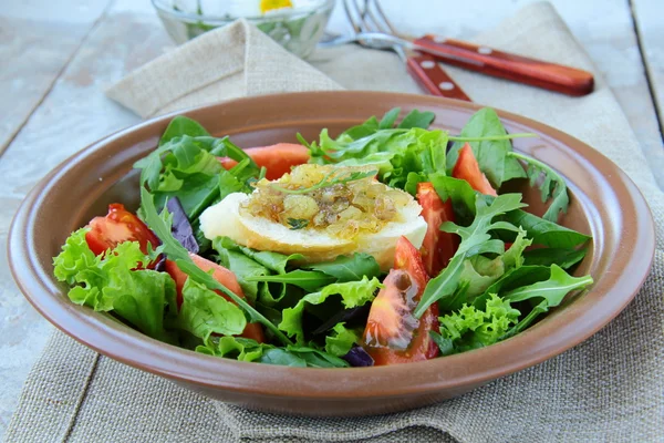 Salade de mélange vert aux tomates, croûtons et oignons — Photo