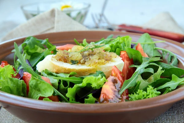 Салат из зеленой смеси с помидорами, гренками и луком — стоковое фото