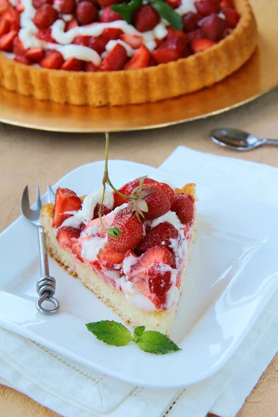 Тарелка с домашним клубничным пирогом — стоковое фото