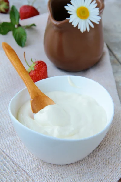 Produto lácteo fermentado creme azedo em uma xícara branca — Fotografia de Stock