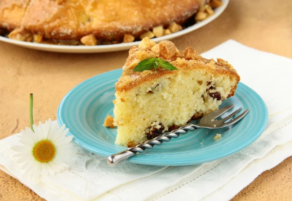 Leckere Torte mit Nüssen und Karamellglasur — Stockfoto