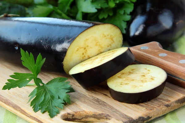 Berinjelas orgânicas maduras frescas em uma mesa de madeira — Fotografia de Stock