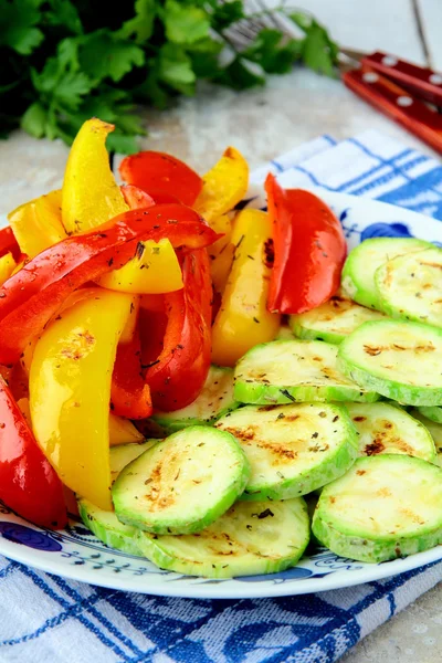 Verduras a la parrilla - calabacín, pimentón pimentón en un plato —  Fotos de Stock