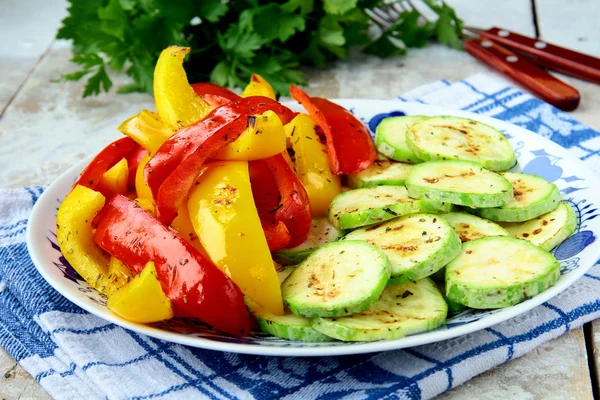 Verduras a la parrilla - calabacín, pimentón pimentón en un plato — Foto de Stock