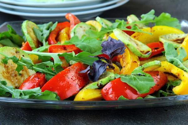Gegrilde groenten - courgette, peper paprika op een plaat — Stockfoto