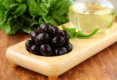 Siyah Zeytin ve yağı bir ahşap stand bir şişe